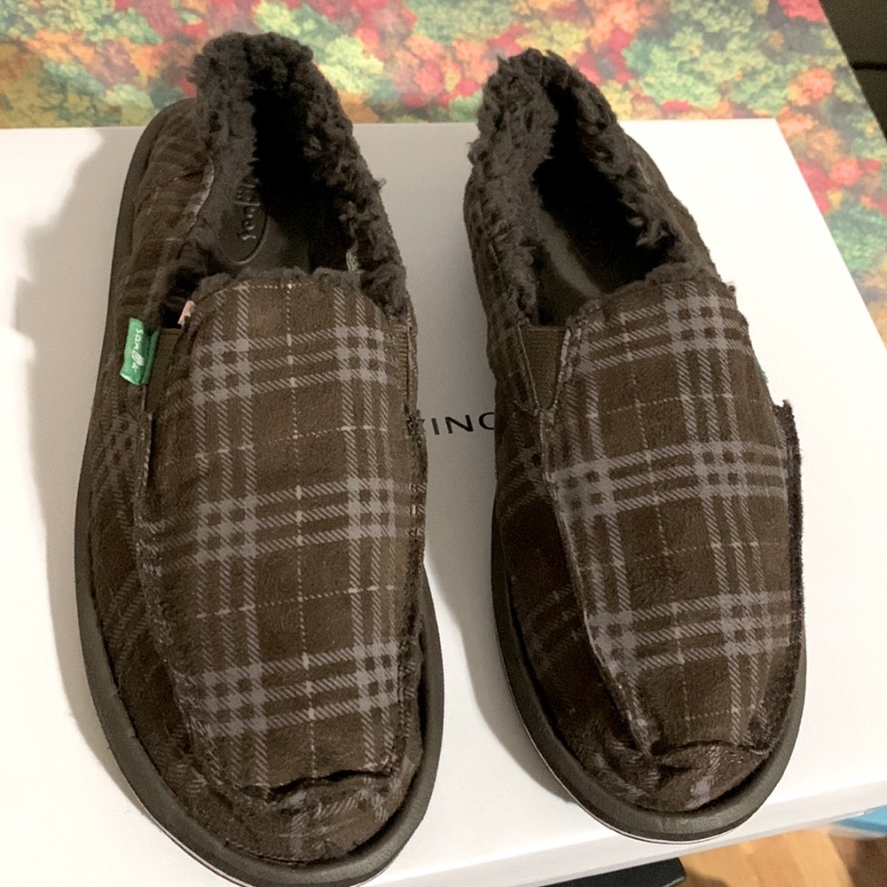 SANUK WOMENS US 7 BROWN / GRAY PLAID SLIP ON NEW  NO TAGS